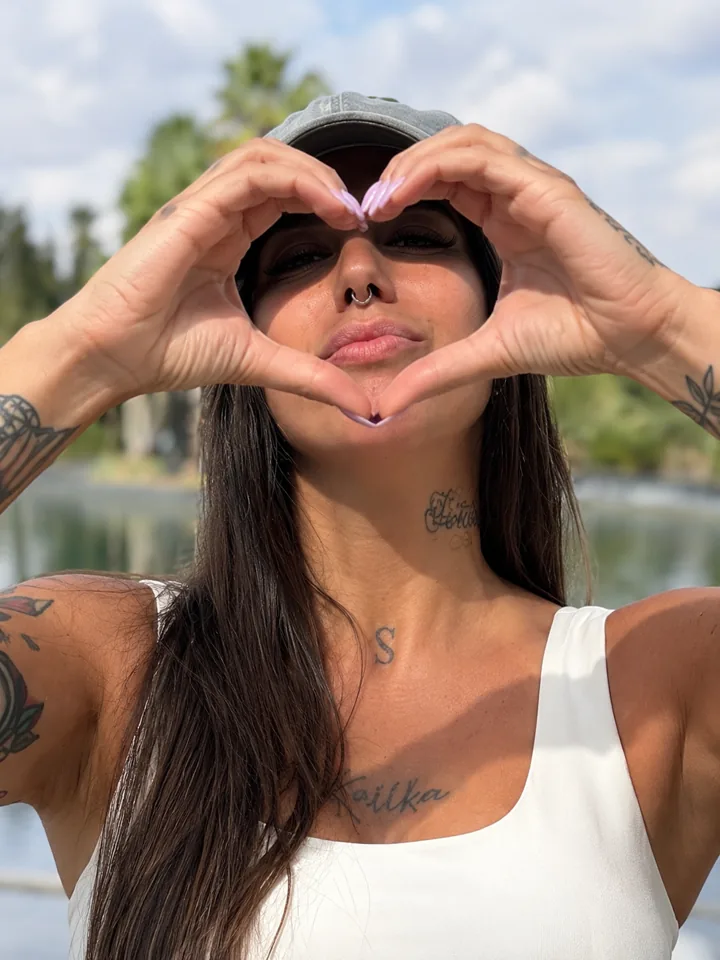 Shana de la Fuente haciendo un corazón con las manos